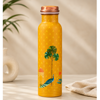 Bouteille d'eau isotherme gravée en cuivre au design oriental moderne pour usage extérieur avec motif paon et palmier