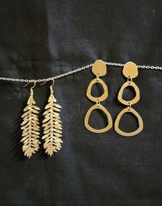 Boucles d'oreilles longues en laiton de qualité export, motif feuille, aspect or luxueux, pour fêtes et mariages, qualité et prix export. - Product Image 3