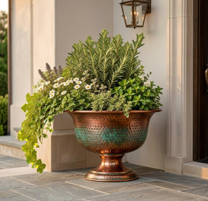 Maceta redonda clásica de metal con acabado martillado y base acanalada para exhibición de hierbas en interiores, jardinera de metal forjado a mano. - Product Image 3