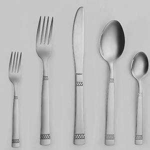 Juego de cubiertos sencillos de acero inoxidable, perfecto para comidas familiares en casa, uso en oficinas, cafeterías, restaurantes y uso diario en la mesa. - Product Image 4