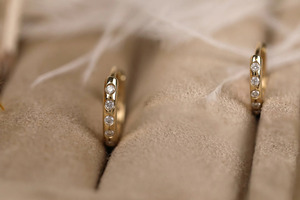 Pendientes de aro tipo huggie de oro amarillo con diamantes cultivados en laboratorio - Product Image 4
