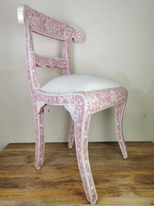 Silla Tradicional de Madera con Incrustaciones de Hueso Rosa y Tapicería Blanca, Respaldo Estilo Queen Anne, Mueble de Salón Hecho a Mano, Estilo Antiguo - Product Image 1