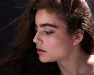 Pendientes Huggie de Oro de 14k con Diamantes Cultivados en Laboratorio_ Aros Minimalistas en Forma de U - Product Image 4