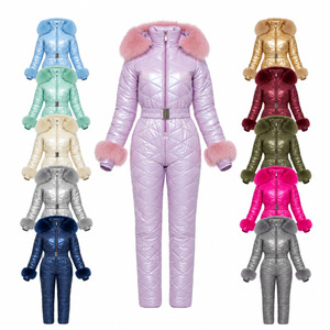 Traje de esquí acolchado personalizado para mujer, de una pieza, para invierno, con capucha de piel sintética, cintura con cinturón, cremallera completa, tipo puffer. - Product Image 1