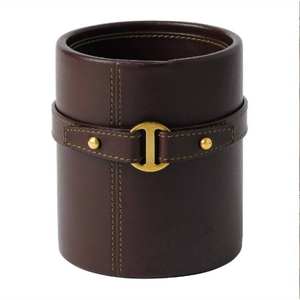 Gobelet à dés en cuir gravé de haute qualité et durable, options personnalisables pour les jeux de société en famille, les soirées, les bars et les casinos - Product Image 6