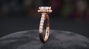 แหวนหมั้นและแหวนแต่งงานแบบคลาสสิก Cushion Halo ทองคำขาว 14K เพชรเลี้ยงในห้องปฏิบัติการ รับรองโดย IGI ประดับเพชรแบบ Pave Band เครื่องประดับสั่งทำ OEM - Product Image 3