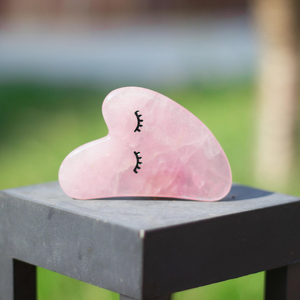 Outil de massage facial Gua Sha en quartz rose, pierre rose naturelle, outil de soin de la peau, outil de grattage artisanal, massage du visage, bien-être - Product Image 3