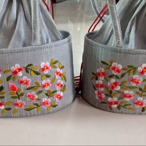 Elegante Bolsa Potli de Seda Gris Hecha a Mano con Bordado Floral Intrincado, Tradicional para Fiestas Indias y Bodas - Product Image 1