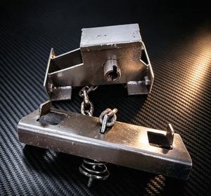 Soporte de Cadena de Acero Negro para Neumático de Repuesto (Porta Ruedas de Repuesto) con Especificaciones Japonesas para Llanta de 10 Hoyos, Modelo 2026-005 - Product Image 1