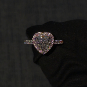 Anillo de compromiso de moissanita con corte de corazón, plata de ley 925, con halo de circonitas. - Product Image 2