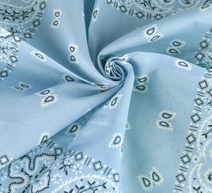 ผ้าพันคอหัวผ้าซาตินทรงสี่เหลี่ยมพิมพ์ลายโลโก้แบบกำหนดเอง - Product Image 6