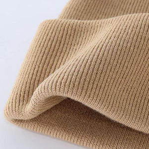 Gorro de Punto Ikhlas Sports con Logotipo en Parche Beige, Gorro de Invierno Unisex, Tejido Suave y Cálido de Poliéster/Algodón Premium - Product Image 4