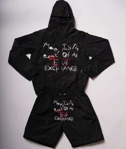 Ensemble veste coupe-vent à capuche noire et short pour homme avec motif Jack O' Lantern brodé rouge, style streetwear, tenue d'été - Product Image 2