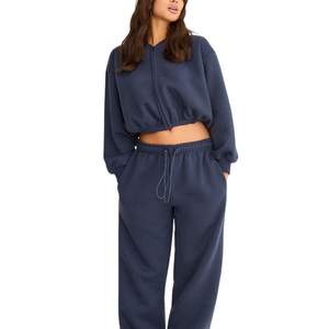 ชุดวอร์มผู้หญิงไซส์ใหญ่แบบสั่งทำพิเศษ เสื้อครอปท็อปสีพื้น ชุดเซ็ตสองชิ้น ขนาดสั่งทำได้ MOQ ต่ำ สำหรับฤดูหนาว - Product Image 1