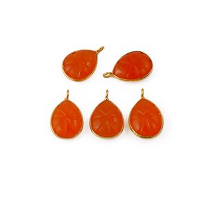 Vente en gros de breloques en forme de larme en cornaline naturelle, lunette plaquée or avec pendentifs mode en cristal orange et fournitures de fabrication de bijoux - Product Image 1