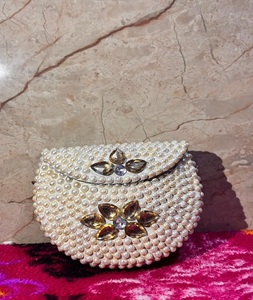Mini bolso de mano Kundan de latón dorado para uso nocturno con diamantes y cierre de hebilla de India, de F.S. International. - Product Image 1