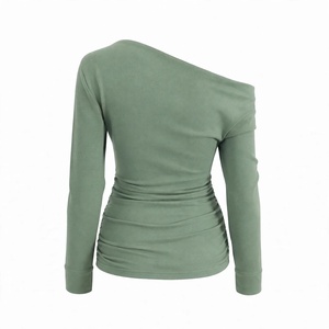 Haut asymétrique en suède froncé à manches longues et épaule unique pour femme – Coupe ajustée décontractée, style urbain tendance et chic - Product Image 2