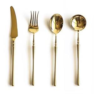 Des tons métalliques chauds créent une ambiance détendue et accueillante. Le design de la vaisselle reflète une attention au détail et un savoir-faire. - Product Image 6