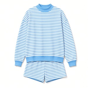 Ensemble décontracté deux pièces pour femme : sweat-shirt rayé à manches longues et short assorti coupe décontractée, col montant, design pull-over, tendance au quotidien - Product Image 1