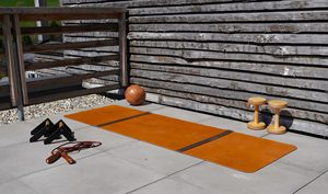 Esterilla de yoga rectangular de cuero Geoffrey Tan - 100 cm x 60 cm - 100 % cuero de vaca con correa de transporte - Product Image 4