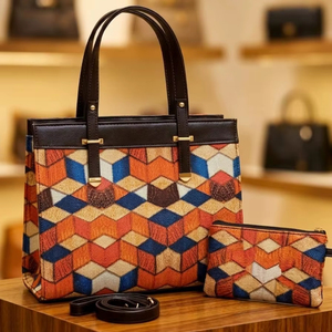 Sac fourre-tout géométrique 3D en jacquard fait main avec pochette assortie - Product Image 1