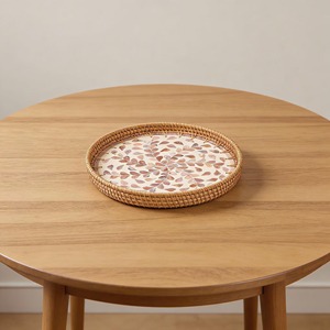 Plateau rond élégant en nacre et rotin, idéal pour recevoir des invités, des réunions de famille et des célébrations, à des fins de service. - Product Image 4