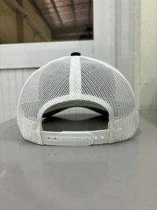 Casquette Trucker Bicolore Tendance avec Logo Personnalisé sur 6 Panneaux, Profil Moyen, Dos en Maille Respirante pour Activités de Plein Air, Fabriquée au Vietnam - Product Image 4
