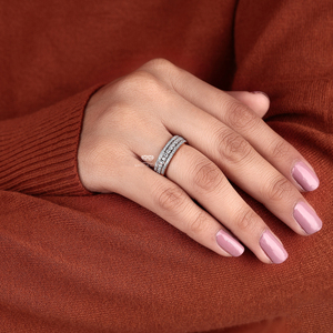 Anillo de Eternidad de Tres Hileras con Diamantes de Corte Princesa en Oro Rosa de Kirti Jewels, Anillo de Boda con Pavé para Mujer - Product Image 5