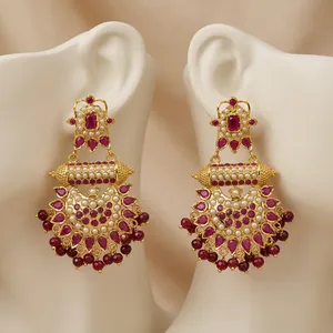 Boucles d'oreilles pendantes en laiton plaqué or et rhodium, design fleur de rubis et perle Jadau, bijoux tendance pour femme, à porter en occasion spéciale - Product Image 3