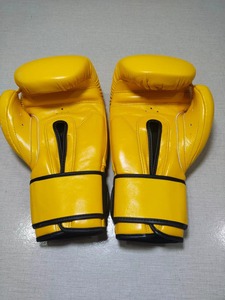 Gants de boxe professionnels Cleto Reyes en cuir jaune à lacets 14 oz pour adultes, équipement d'entraînement - Product Image 2