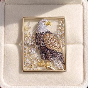 Funda para iPhone con incrustaciones de diamantes Dubai Falcon Diamond - Product Image 2