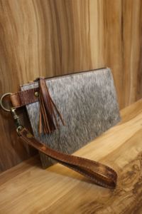 Pochette à main en cuir véritable de vachette à poils pour femme – Pochette zippée de style western rustique faite à la main avec bandoulière amovible - Product Image 2