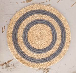 Salvamantel redondo de yute trenzado sostenible con borde gris soleado. Tapete de fibra natural que protege las mesas al tiempo que realza la experiencia gastronómica. - Product Image 1