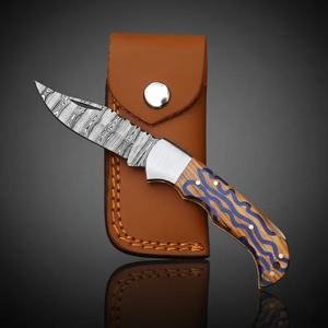 Couteau de camping pliant artisanal en acier Damas, manche en corne noire, couteau de poche OEM/ODM, étui en cuir, qualité industrielle supérieure - Product Image 2