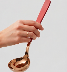 Cuillère de service plaquée or rose avec manche rouge, finition miroir, design moderne, durable, long manche, vaisselle de cuisine - Product Image 3
