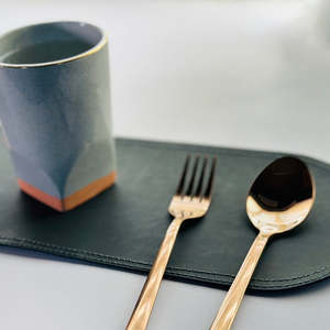 Set de 4 dessous-de-plat en cuir véritable et cuir végétalien, forme irrégulière, écologiques et imperméables, pour une touche de luxe - Product Image 6