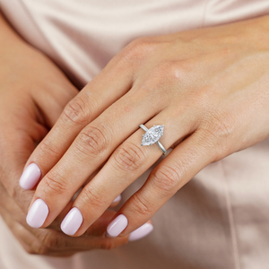 Bague de fiançailles solitaire en or blanc 18 carats avec halo caché, diamant de laboratoire de 2,00 carats, couleur F, clarté VS1, taille marquise, certifiée IGI - Product Image 4