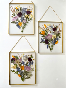 Cadre photo flottant en métal doré avec fleurs pressées, cadre mural décoratif à double verre pour la décoration de la maison et cadeau de mariage - Product Image 1