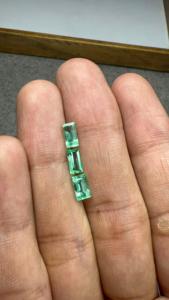 Lot de 3 pierres précieuses vertes en émeraude naturelle de Zambie, taille octogonale, 1,91 carat, certifiées par un tiers pour la création de bijoux sur mesure - Product Image 3