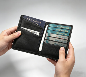 [สินค้าแนะนำ] กระเป๋าใส่พาสปอร์ตหนังแท้คุณภาพสูง Castello ป้องกัน RFID แบบเปิดปิดง่าย พร้อมช่องใส่บัตรขึ้นเครื่อง สีดำ อุปกรณ์เสริมสำหรับการเดินทาง - Product Image 2