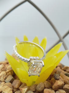 Bague de fiançailles et de mariage solitaire D'VINS JEWELS en or blanc 10K massif avec diamant VVS taille émeraude 2.0 CT certifié IGI – Collection Fine - Product Image 5