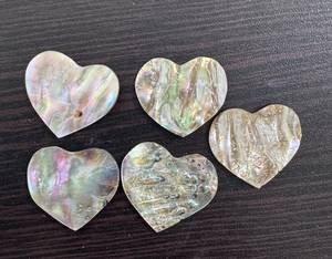 Piezas de Concha de Abulón Natural en Forma de Corazón, Acabado Iridiscente de Madreperla para Joyería con Temática de Amor, Manualidades y Decoración del Hogar - Product Image 2
