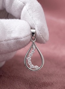 Colgante delicado de circonita en forma de lágrima, plata de ley 925 con baño de oro vermeil, colgante abierto tipo gota, colgante minimalista con piedra preciosa para collar. - Product Image 2