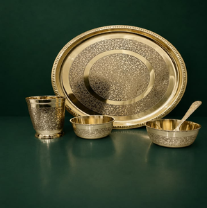 Moderno juego de platos Kansa de bronce con delicados motivos florales/de colibrí, tazones y un vaso. - Product Image 4