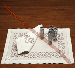 Nappe brodée élégante et luxueuse artisanat de couture et de couture fraîche - Product Image 2