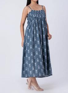 Robe longue élégante en coton à imprimé floral de qualité supérieure pour femme, sans manches, idéale pour l'été, la plage, les fêtes ou les tenues décontractées, disponible à la vente. - Product Image 3