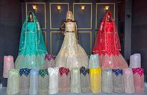 Choli étnico con trabajo de espejos y decoración de piedras Jarkan, ideal para lehenga nupcial y ropa de ocasión. - Product Image 2