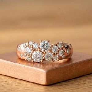 Anillo de Compromiso de Diamante Cultivado en Laboratorio con Certificación IGI, Corte Redondo de 0.758 ct, Oro Sólido de 10K, 14K o 18K, Color E, Claridad VVS - Product Image 1
