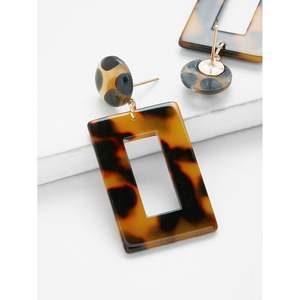 Boucles d'oreilles en résine de créateur faites à la main, finition de luxe, artisanat artistique, style moderne, accessoires de mode durables en cristal - Product Image 4