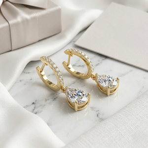 Boucles d'oreilles pendantes Huggie linéaires de luxe plaquées or 14K avec diamants de laboratoire poire et ronds de 1,20 CTW - Product Image 1